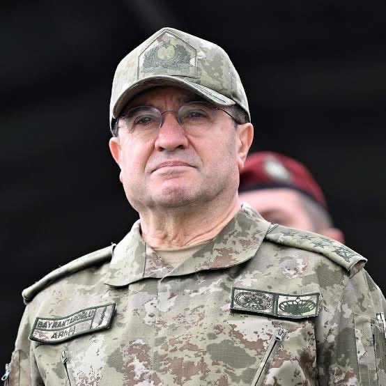 SavunmaSanayiST's tweet photo. Genelkurmay Başkanı Orgeneral Selçuk Bayraktaroğlu:

“İnsansız sistemler alanında geliştirilen kabiliyetler, ulaşılan teknolojik seviyeyi ortaya koymaktadır. 

Türk Silahlı Kuvvetleri olarak 5 yılda 5 milyon, 10 yılda 10 milyon kamikaze sistem üretilmesini hedeflemekteyiz." https://t.co/5wHBmsage5