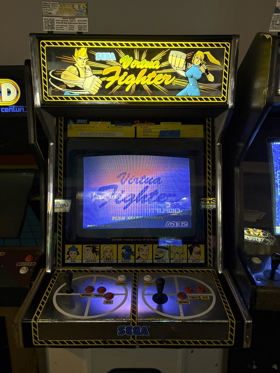 masao_ogino's tweet photo. バーチャファイターの筐体。1や2を初めて見たときのアメリカ人の反応はどんな感じだったのであろうか？1P側のボタン配置がきつい。アキラが…
#GallopingGhostArcade https://t.co/TNoUZTHMQi