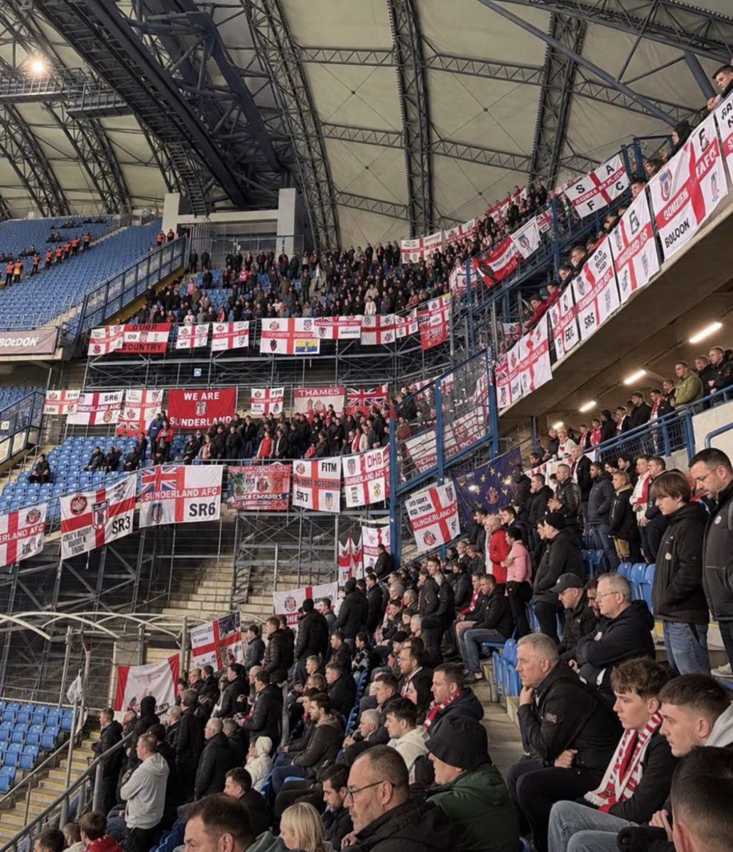 HarryCook__'s tweet photo. Finally home after delays, a missed connection, a night in Dublin, and over 24 hours since we set off home. Would go through it all again in a heartbeat. #safc https://t.co/MpLdBCpEXi