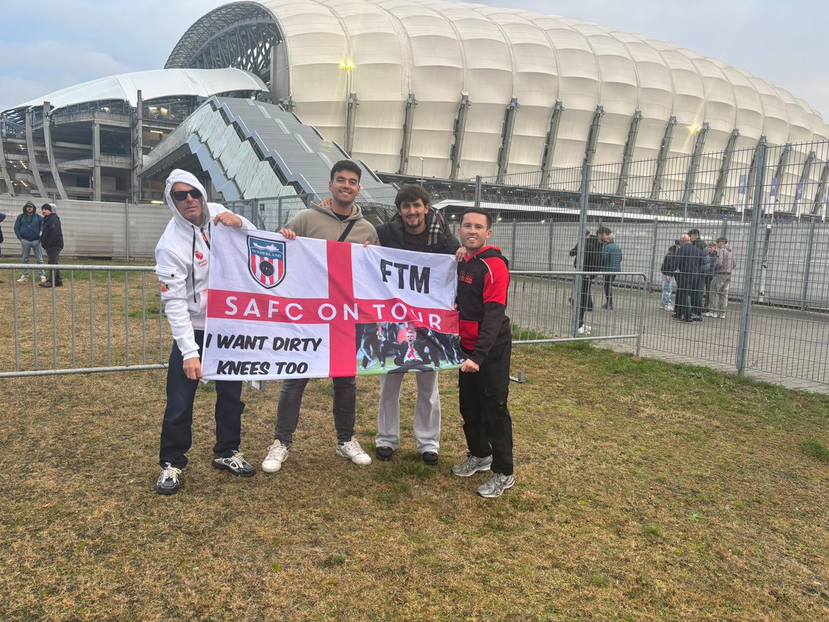 HarryCook__'s tweet photo. Finally home after delays, a missed connection, a night in Dublin, and over 24 hours since we set off home. Would go through it all again in a heartbeat. #safc https://t.co/MpLdBCpEXi