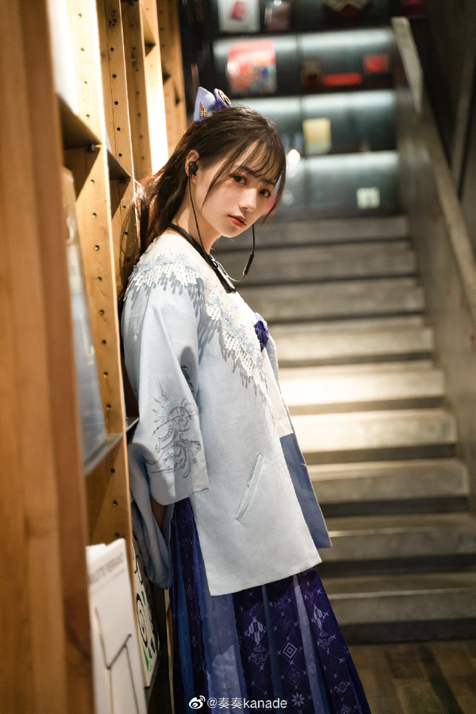 box0512's tweet photo. [鮮やかな漢字が織りなす、鳴く虫の音色に魅せられた山の頂上で、心も洗われるひととき] https://t.co/V1EuAB1eSm