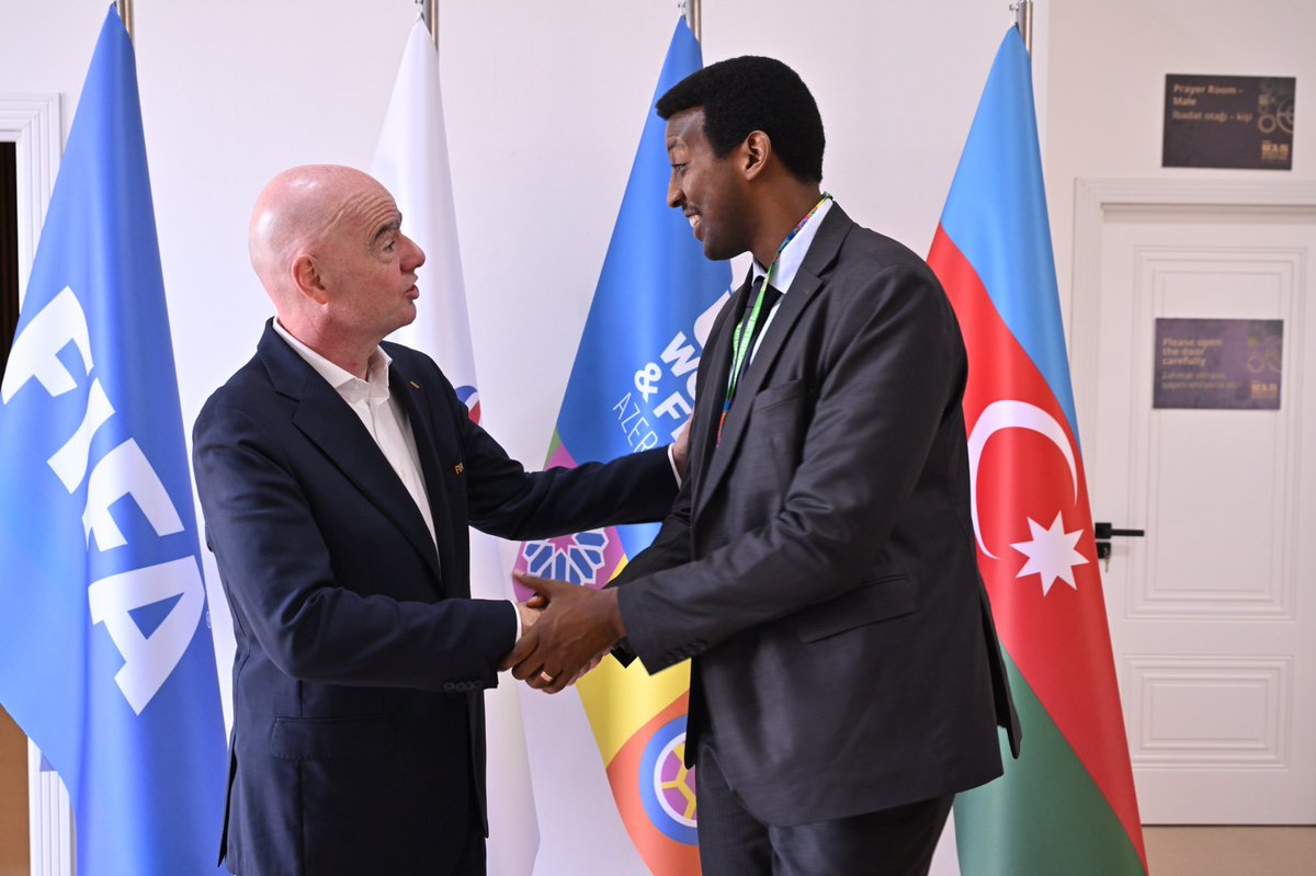 rbarwanda's tweet photo. 📸AMAFOTO📸

Umunyamabanga wa Leta muri Minisiteri ya Siporo, Rwego Ngarambe, yabonanye na Perezida w’Ishyirahamwe ry’Umupira w’Amaguru ku Isi, FIFA, Gianni Infantino i Baku muri Azerbaijan, ahari kubera Igikombe cy’Isi cy’Abatarengeje imyaka 15 (FIFA U-15 World Cup Festival), kuva kuri uyu wa Gatandatu.

Mu mukino wayo wa mbere, Ikipe y’Igihugu y’u Rwanda y’Abatarengeje imyaka 15 yatsinzwe na Côte d’Ivoire ibitego 5-0. #RBASports