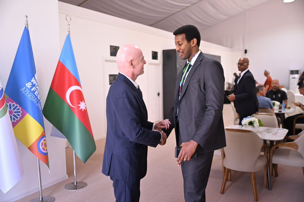 rbarwanda's tweet photo. 📸AMAFOTO📸

Umunyamabanga wa Leta muri Minisiteri ya Siporo, Rwego Ngarambe, yabonanye na Perezida w’Ishyirahamwe ry’Umupira w’Amaguru ku Isi, FIFA, Gianni Infantino i Baku muri Azerbaijan, ahari kubera Igikombe cy’Isi cy’Abatarengeje imyaka 15 (FIFA U-15 World Cup Festival), kuva kuri uyu wa Gatandatu.

Mu mukino wayo wa mbere, Ikipe y’Igihugu y’u Rwanda y’Abatarengeje imyaka 15 yatsinzwe na Côte d’Ivoire ibitego 5-0. #RBASports