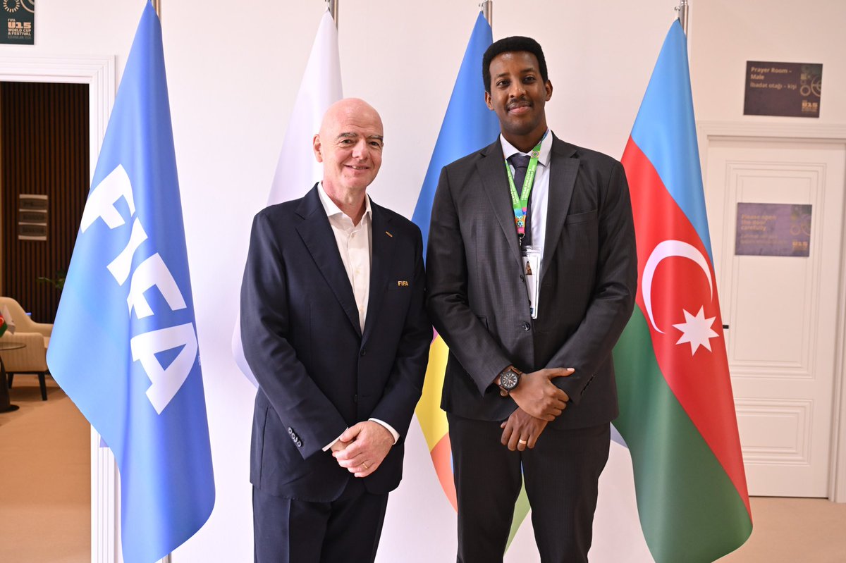 rbarwanda's tweet photo. 📸AMAFOTO📸

Umunyamabanga wa Leta muri Minisiteri ya Siporo, Rwego Ngarambe, yabonanye na Perezida w’Ishyirahamwe ry’Umupira w’Amaguru ku Isi, FIFA, Gianni Infantino i Baku muri Azerbaijan, ahari kubera Igikombe cy’Isi cy’Abatarengeje imyaka 15 (FIFA U-15 World Cup Festival), kuva kuri uyu wa Gatandatu.

Mu mukino wayo wa mbere, Ikipe y’Igihugu y’u Rwanda y’Abatarengeje imyaka 15 yatsinzwe na Côte d’Ivoire ibitego 5-0. #RBASports