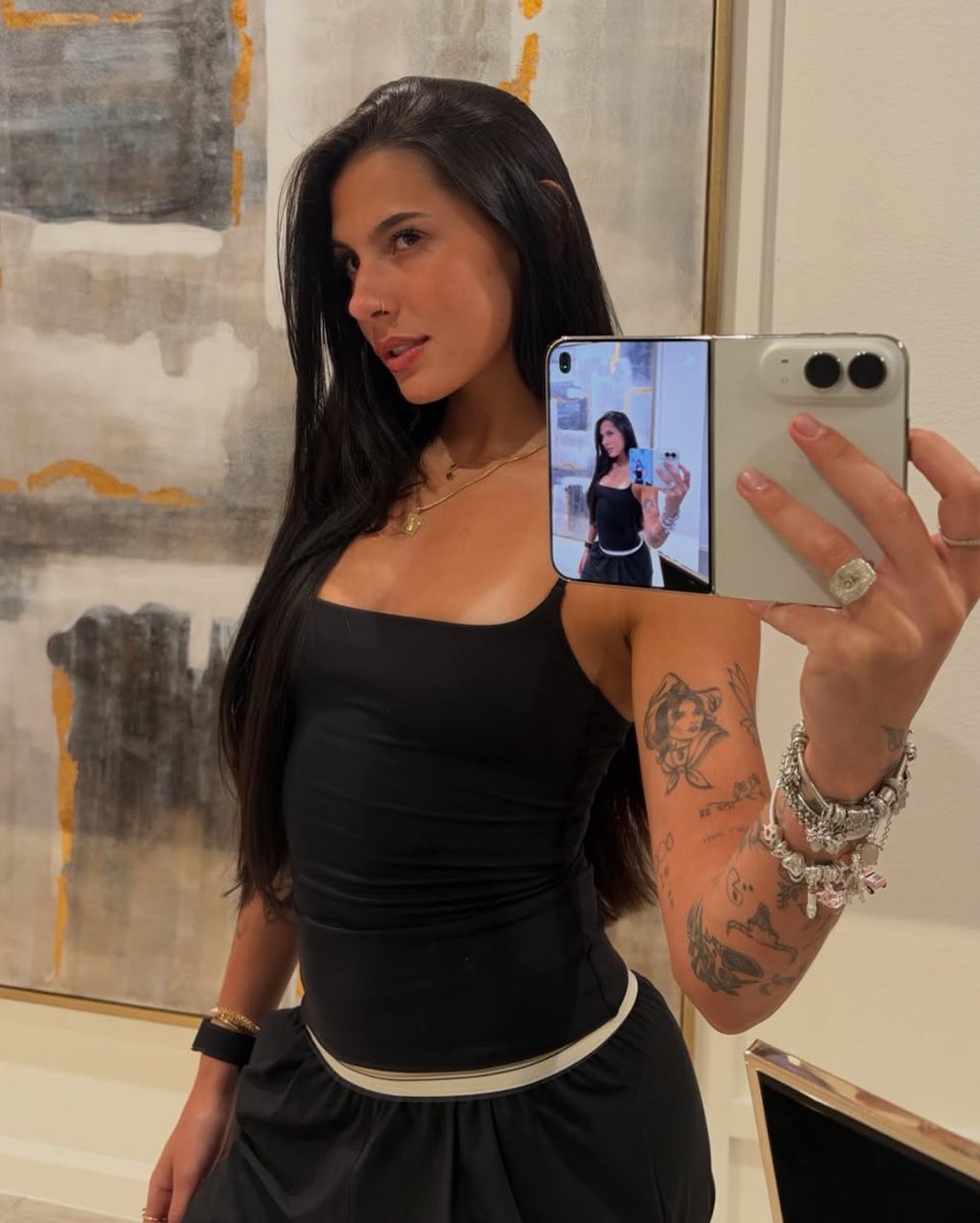 PortalBabados's tweet photo. 🚨GENTE DA GENTE: Ana Castela exibe seu novo iPhone Duo avaliado em mais de R$25 mil reais e desabafa “Imagina o trabalho que vou ter que fazer pra pagar” 🗣️ https://t.co/jnBGmDFxmw