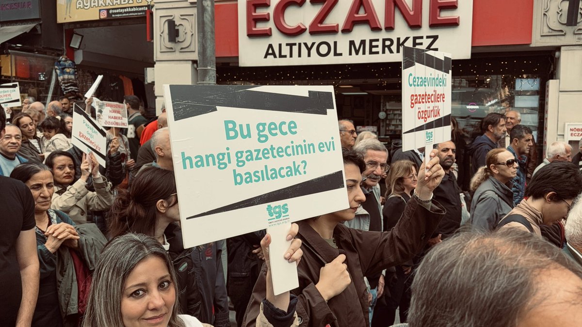 sezincerenovuc's tweet photo. bu gece hangi gazetecinin evi basılacak? https://t.co/77d9ZytjQB