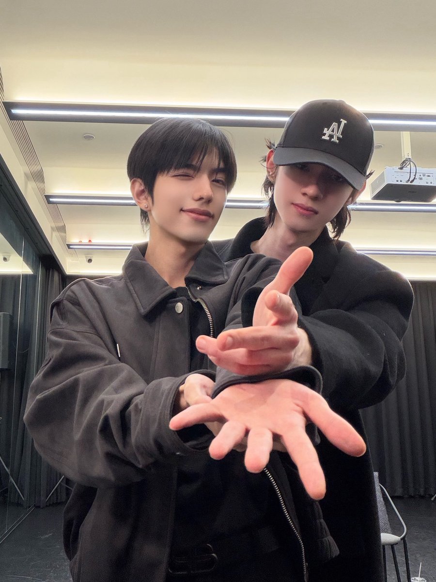 wikkyuu's tweet photo. เขินลี่จูwaa มุจิ๋วกับม๋าหย่าย🐶🐷 https://t.co/cegnKZJS6E