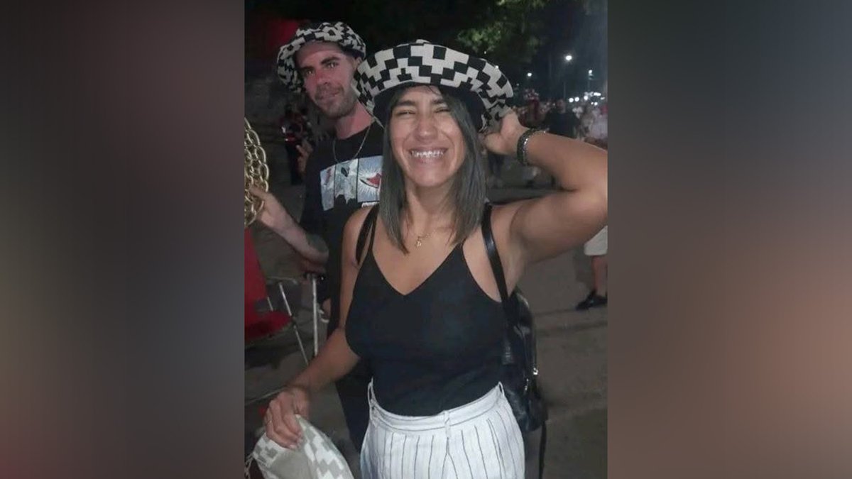 infobae's tweet photo. “TENÍAS TANTOS SUEÑOS POR CUMPLIR CON TU HIJITO”: QUIÉN ERA LA JOVEN ASESINADA EN SU DEPARTAMENTO DE CÓRDOBA
 
El asesinato de Daniela Villalba, la joven de 29 años encontrada sin vida en su departamento del barrio Cofico de la ciudad de Córdoba, por el momento es un misterio.

 Si bien el caso se investiga como un posible femicidio, todavía son varias las incógnitas que la Justicia debe resolver y no se descarta ninguna hipótesis. Mientras avanza la investigación, sus amigos y conocidos la despidieron con dolor a través de las redes sociales, donde la destacaron como una persona “dulce” y con “sueños por cumplir”.

🔗https://t.co/tJaLJXPlsL