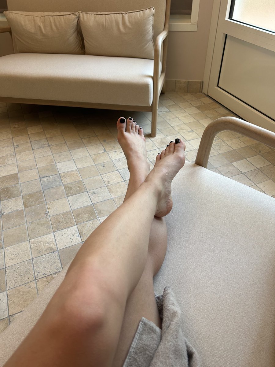 RoyaleLinea's tweet photo. Après-midi au SPA 🧖‍♀️

Tu veux le ticket ? 🧾

Manque plus que toi pour me chouchouter les pieds dans le sauna 🦶 https://t.co/KEfsEoKtQe