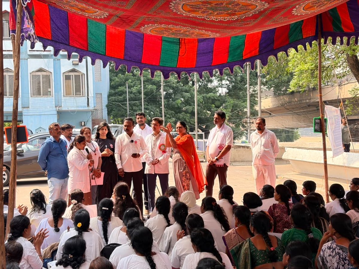drgsrao's tweet photo. ప్రజారోగ్య పరిరక్షణలో కీలక పాత్ర పోషిస్తున్న జాతీయ ఆరోగ్య మిషన్ (NHM) ఉద్యోగుల న్యాయమైన డిమాండ్ల పరిష్కారానికి @JSPTelangana పార్టీ పూర్తిస్థాయి మద్దతునిస్తోంది. 

NHM ఉద్యోగుల న్యాయమైన డిమాండ్లపై @TelanganaCMO తక్షణమే స్పందించి, వారి సమస్యలను పరిష్కరించే వరకు జనసేన పోరాటం ఆగదు.

అవసరమైతే జనసేన నిరంతర ఉద్యమంతో ఉద్యోగులకు అండగా నిలుస్తుంది.

 #PawanKalyan #JanasenaTelangana #DrGSR #NHMEmployees #NHMStrike