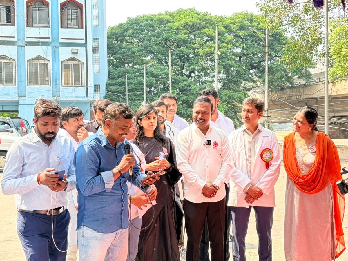drgsrao's tweet photo. ప్రజారోగ్య పరిరక్షణలో కీలక పాత్ర పోషిస్తున్న జాతీయ ఆరోగ్య మిషన్ (NHM) ఉద్యోగుల న్యాయమైన డిమాండ్ల పరిష్కారానికి @JSPTelangana పార్టీ పూర్తిస్థాయి మద్దతునిస్తోంది. 

NHM ఉద్యోగుల న్యాయమైన డిమాండ్లపై @TelanganaCMO తక్షణమే స్పందించి, వారి సమస్యలను పరిష్కరించే వరకు జనసేన పోరాటం ఆగదు.

అవసరమైతే జనసేన నిరంతర ఉద్యమంతో ఉద్యోగులకు అండగా నిలుస్తుంది.

 #PawanKalyan #JanasenaTelangana #DrGSR #NHMEmployees #NHMStrike