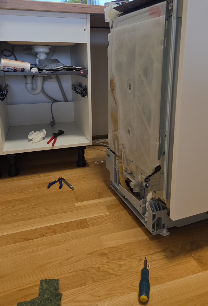 StyrianHodl's tweet photo. Repairing the dishwasher by myself to buy more #Bitcoin @coinfinity ! 💪🤝 https://t.co/VjERT85DXs