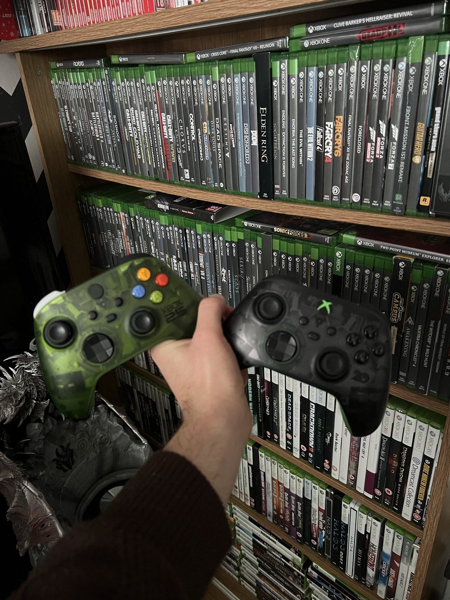 WeAwokenTheHive's tweet photo. XBOX 25th Anniversary controller meeting her bigger brother for the first time 💚🖤 https://t.co/hJbbeA5jem