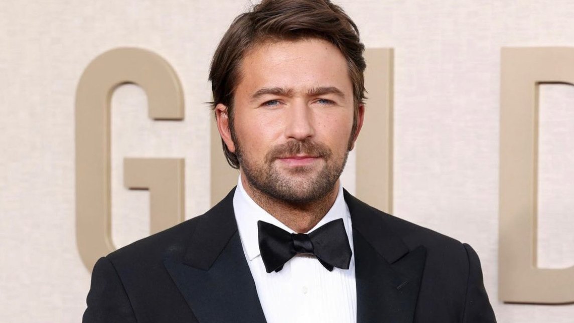 SuperSagaNews's tweet photo. RUMOR | DC Studios is aiming for an actor in his early 40s to play the DCU Batman

Brandon Sklenar is "too young", said to keep an eye on Glen Powell

(@TheInSneider) https://t.co/8o0mLkbGLx