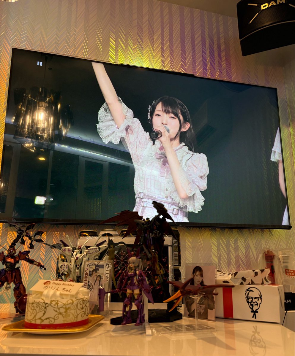 soraito_Holy's tweet photo. ﾒﾁｬﾃﾝｱｹﾞﾊﾋﾟﾊﾞ🎂🎉
優しきリン友さんからお誘いを受け参加させていただきました٩( 'ω' )و
部屋に響き渡る華凜コールと突然の真顔批評でバカ笑いしました✨
仲間に入れてくれてありがとうねって😌
#華組カッコ仮 
#凜として華 
#鈴木華凜誕生祭2026 https://t.co/TKlsD8VYCP