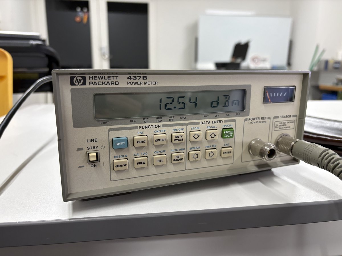 kuwahara82's tweet photo. やっぱりパワーメーターで見たら10倍出てるやん！やはり計測は複数手持つべき…。
てかスペアナへの導波管接続が悪すぎただけかな。Wコネクタから各帯域導波管変換欲しいけどクソ高いからそう手に入らん https://t.co/9y2RRc5Vx5