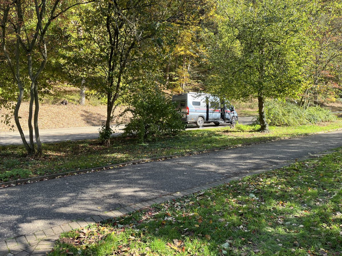 SamRow101's tweet photo. Der erste gemeinsame Urlaub dieses. Jahr. Einmal durch die Pfalz, damit wir bei SchwieMuNotfällen schnell zurück sind.
Start war in Annweiler am Trifels. Zur Burg sind wir hochgewandert.
#reisenmitrudi https://t.co/ARTk4NfQE5