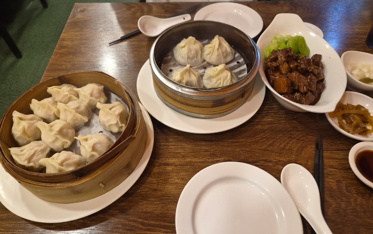 riseAgain777's tweet photo. 엄청나게 맛있는 야상해
소룡보, 새우만두, 상해식동파육
날이 흐려서 웨이팅은 별로 없었어요
만두 무한리필 됐으면 좋겠다아🥺 https://t.co/nXU8Xivt7c