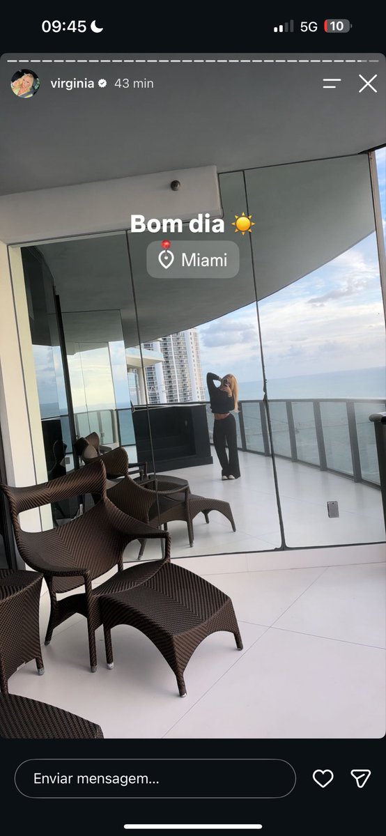 annacomentei's tweet photo. Ela fazendo as coisinhas de amiga dela, aproveitando a casa do ex marido. Amoooo https://t.co/PxuU2c8miN