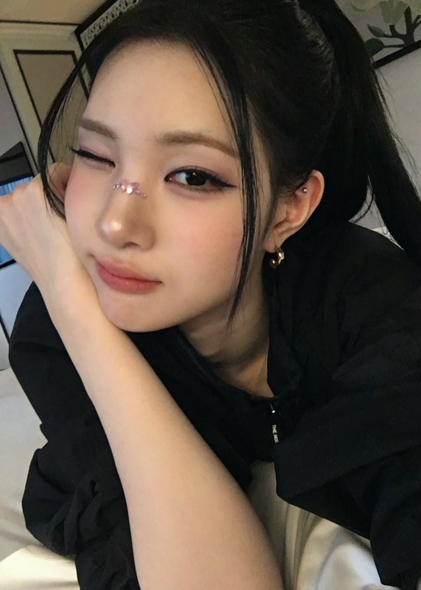 jaeyjuun's tweet photo. WAHHH WAHH WAHH WAHHH CANTIKNYAAAAAAAAAAAA🧎🏻‍♀️🧎🏻‍♀️🧎🏻‍♀️
she’s so attractive, juun you're the cutest cutie of all cute cuties🖤🖤🖤🖤🖤🖤 https://t.co/NUAtNSfEG7