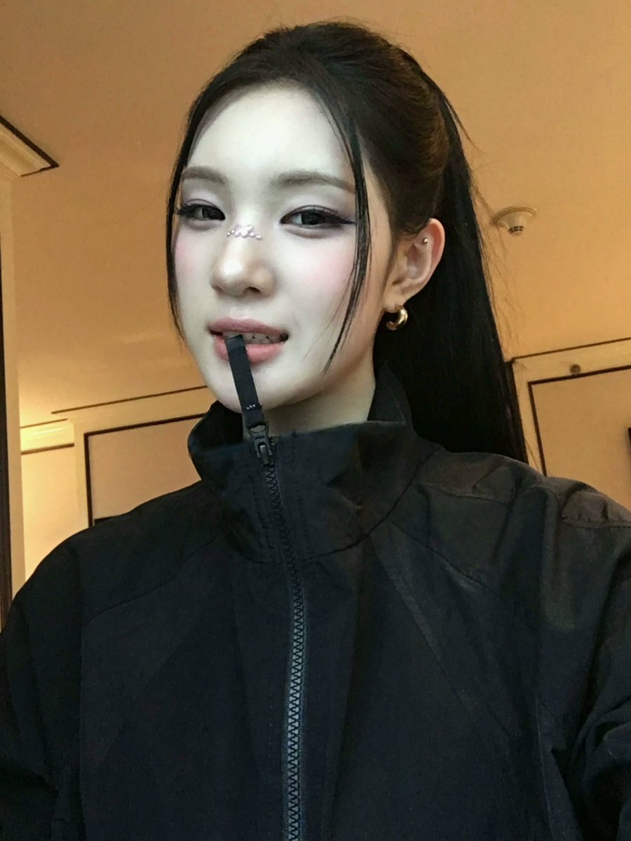 jaeyjuun's tweet photo. WAHHH WAHH WAHH WAHHH CANTIKNYAAAAAAAAAAAA🧎🏻‍♀️🧎🏻‍♀️🧎🏻‍♀️
she’s so attractive, juun you're the cutest cutie of all cute cuties🖤🖤🖤🖤🖤🖤 https://t.co/NUAtNSfEG7