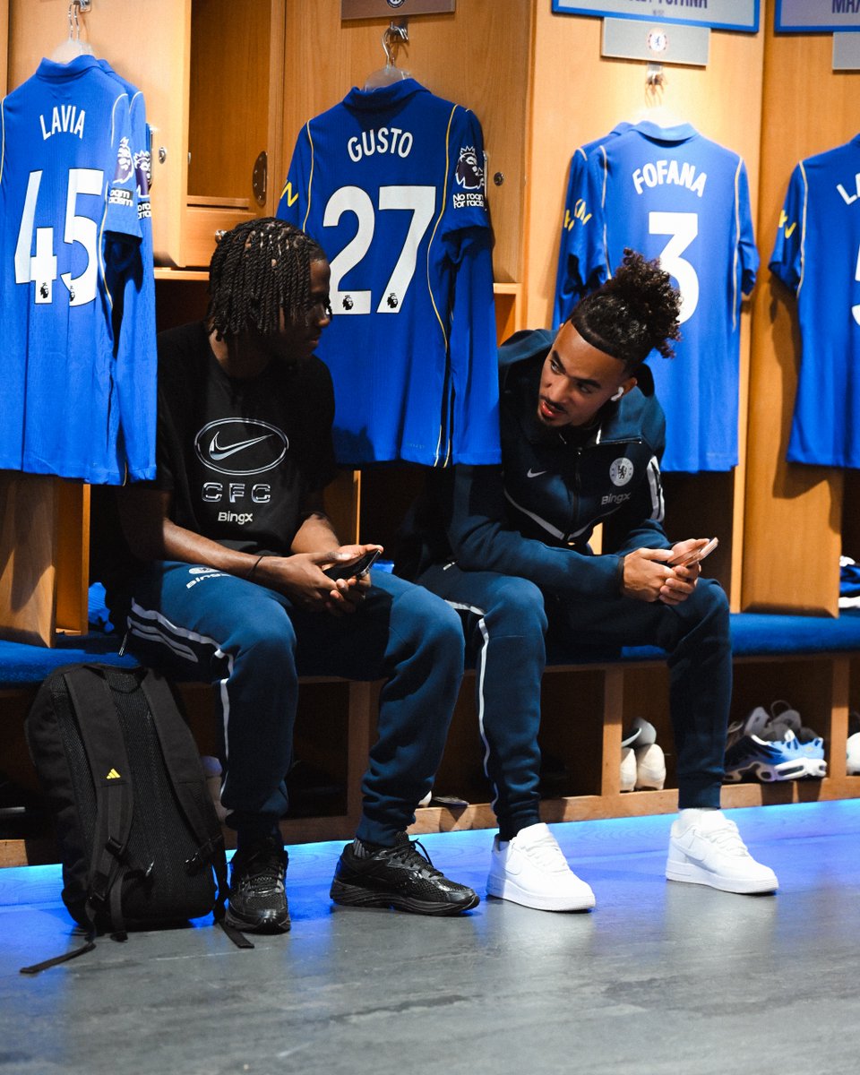 ChelseaFC's tweet photo. The boys arriving in our new Nike Reflective range. 👌