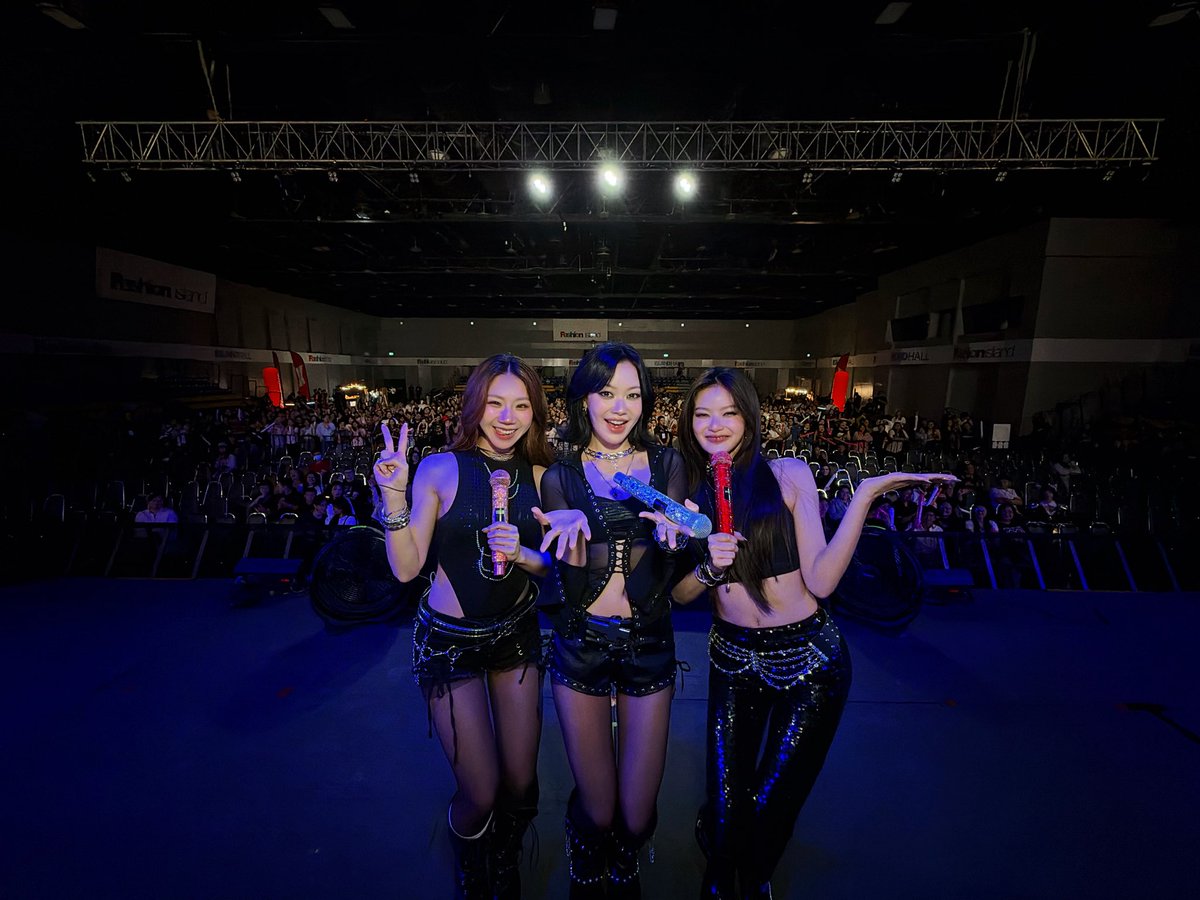PIXXIEofficial_'s tweet photo. ขอบคุณ NEXORA CARD FEST ที่ชวนพวกเรา PiXXiE มาสนุกกับทุกคนในวันนี้นะคะ พวกหนูดีใจและมีความสุขมาก ๆ ที่ได้มาเจอทุกคน ที่สำคัญขอบคุณ PiXXeL ที่มาหากันด้วยน้า หวังว่าจะเต็มอิ่มกับโชว์ของพวกเราน้าา 💜🧚🏻‍♀️✨

#PiXXiE
#NexoraCardFest
#NexoraCardFestxPiXXiE https://t.co/Mj0wAQ1n9i