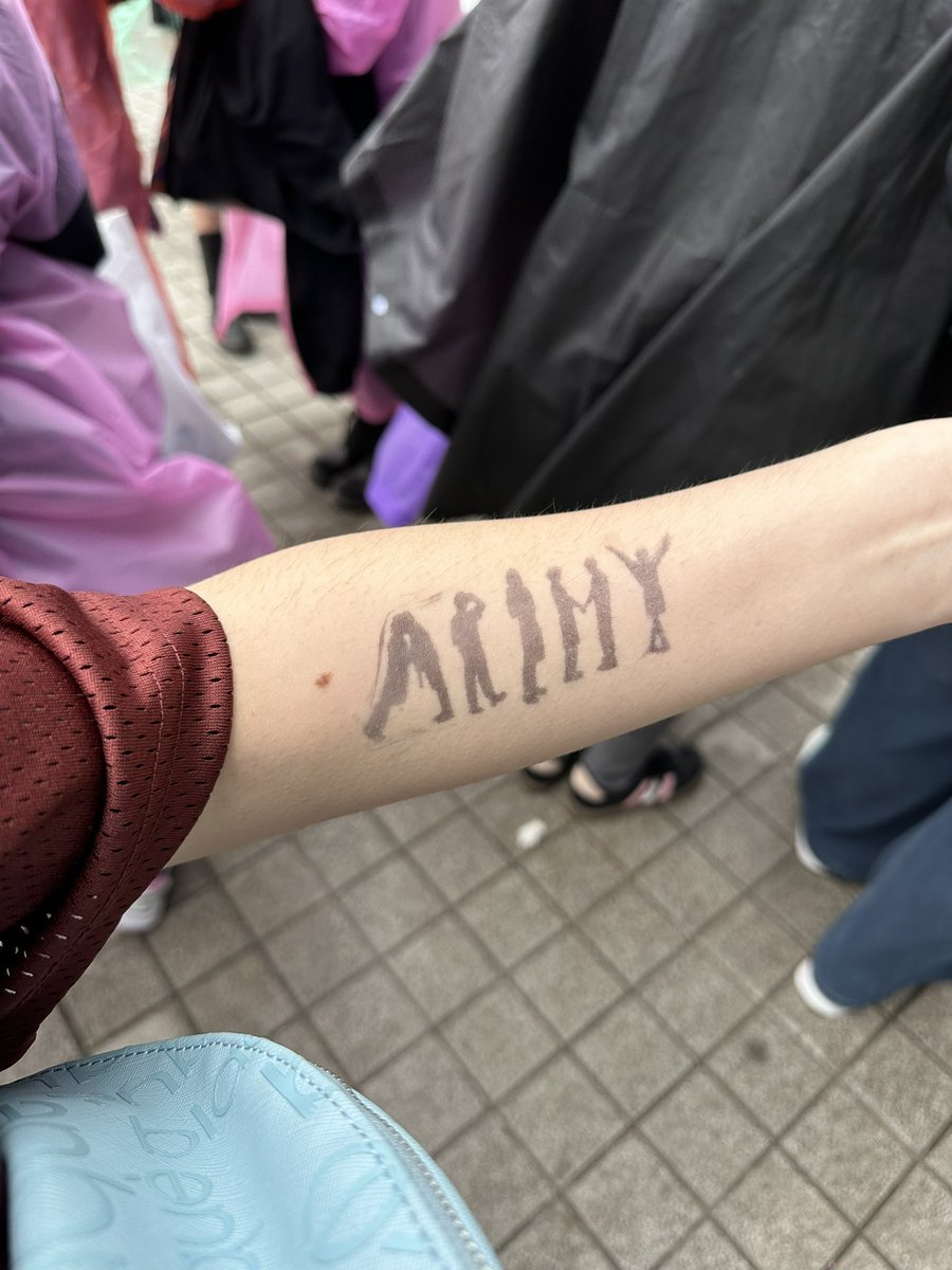 Taetaerey's tweet photo. Army de mierda ya me quieren hacer llorar? https://t.co/85ALyOaOZl