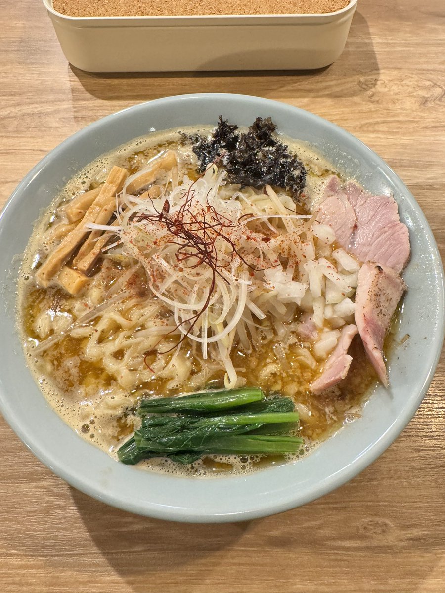 TEAMZER72416972's tweet photo. 自家製麺250さん。

朝イチＸで…

ニボミ（煮干味噌）の材料少しあるので【夜営業限定】にて
味噌の食券で煮干とお伝えください。

ときたら先日食べ損ねてるし行くしかないよね〜🤣
仕事終わりにLoギリギリ到着😅

ニボミ🍜

美味い😋美味いよ😘
250と言ったら自家製麺でこの麺バチクソ美味いんだよね！🥴
フンさん退職して大変でしょうが…
また近々行きますのでよろしくお願いします！ご馳走様でした！🙏