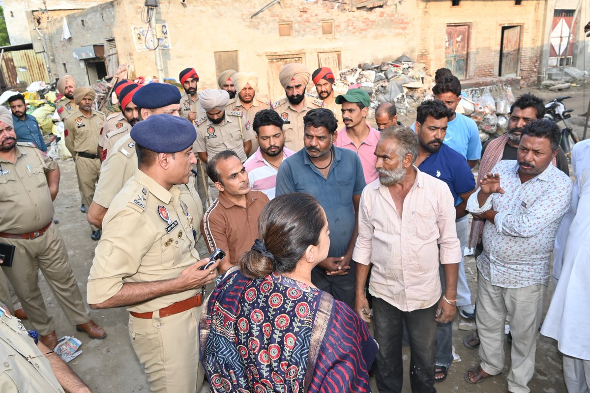 FazilkaPolice's tweet photo. ਨਸ਼ਿਆਂ ਖ਼ਿਲਾਫ਼ ਫਾਜ਼ਿਲਕਾ ਪੁਲਿਸ ਦੀ ਸਖ਼ਤ ਕਾਰਵਾਈ ਜਾਰੀ!

ਅੱਜ ਡਿਪਟੀ ਕਮਿਸ਼ਨਰ ਫਾਜ਼ਿਲਕਾ ਅਤੇ ਐੱਸ.ਐੱਸ.ਪੀ. ਫਾਜ਼ਿਲਕਾ ਦੀ ਅਗਵਾਈ ਹੇਠ ਅੰਨੀ ਦਿੱਲੀ, ਫਾਜ਼ਿਲਕਾ ਦੇ ਨਸ਼ਾ ਹੌਟਸਪੌਟ ਇਲਾਕੇ ਵਿੱਚ ਵਿਸ਼ੇਸ਼ CASO (ਘੇਰਾਬੰਦੀ ਅਤੇ ਤਲਾਸ਼ੀ ਮੁਹਿੰਮ) ਚਲਾਈ ਗਈ।

🔹 ਨਸ਼ਿਆਂ ਨਾਲ ਜੁੜੀਆਂ ਗਤੀਵਿਧੀਆਂ ਖ਼ਿਲਾਫ਼ ਸਖ਼ਤੀ
🔹 ਨਸ਼ਾ ਤਸਕਰੀ ਦੇ ਨੈੱਟਵਰਕ ਨੂੰ ਤੋੜਨ ਲਈ ਕਾਰਵਾਈ
🔹 ਨਿਗਰਾਨੀ ਅਤੇ ਪੁਲਿਸ ਦੀ ਚੌਕਸੀ ਹੋਰ ਮਜ਼ਬੂਤ

ਨਸ਼ਾ ਮੁਕਤ ਪੰਜਾਬ ਦੀ ਸਿਰਜਣਾ ਲਈ ਫਾਜ਼ਿਲਕਾ ਪੁਲਿਸ ਵਚਨਬੱਧ!

Fazilka Police’s War Against Drugs Continues!

Under the leadership of DC Fazilka and SSP Fazilka, a special CASO (Cordon and Search Operation) was conducted today in the identified drug hotspot area of Anni Delhi, Fazilka.
🔹 Crackdown on drug-related activities
🔹 Disruption of local drug networks
🔹 Strengthened surveillance and enforcement

Fazilka Police remains committed to curbing drug abuse and making Punjab drug-free!  #WarAgainstDrugs #DrugFreePunjab #AntiDrugOperation #SayNoToDrugs
#PunjabPoliceCASO