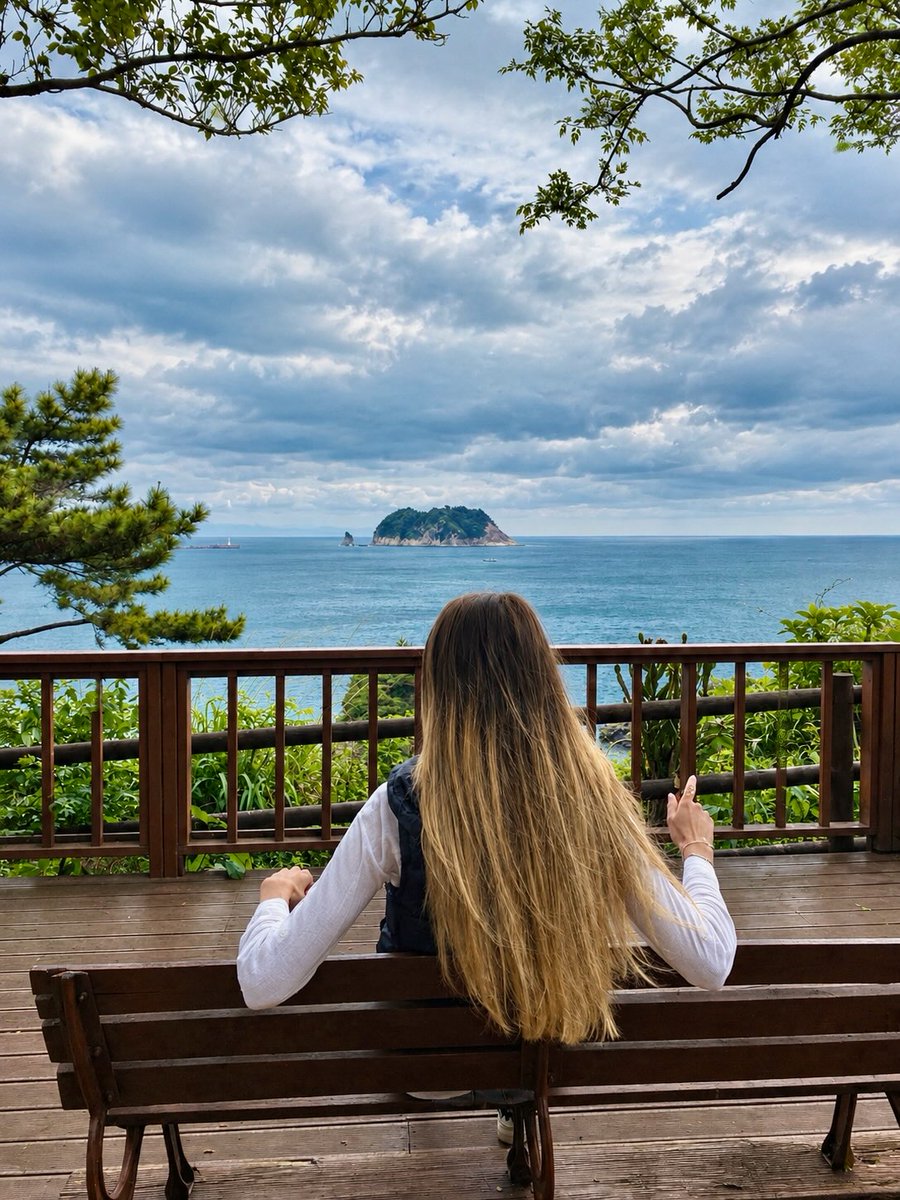 laflaca0878's tweet photo. Oedolgae Cliff in Seogwipo feels almost unreal: black volcanic rocks, emerald tide pools, and Beomseom Island rising from the sea. Shaped by ancient lava flows, this protected coastline transforms with every tide. https://t.co/rkT3ZtljQP