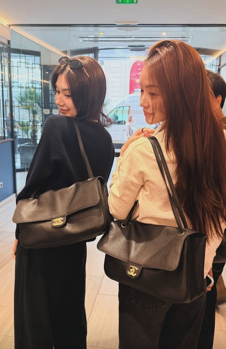 Hibiscus_M_'s tweet photo. ซื้อกระเป๋าคู่กันที่ปารีสทุกรอบ 😍😍

#ลีน่าหมิว #LenaMiu https://t.co/g1BJMoNm36