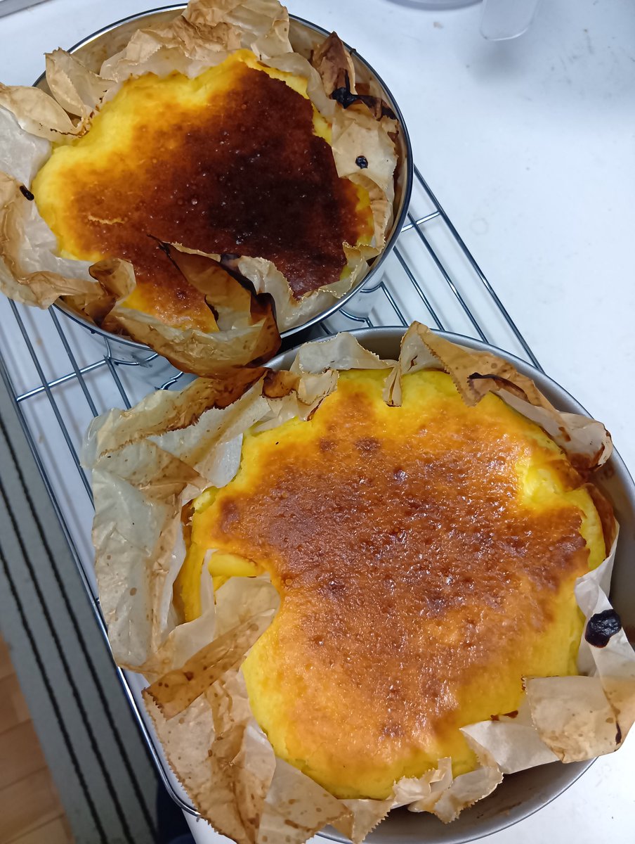 hiromasanoason2's tweet photo. こないだ美味しくできて味をしめたバスクチーズケーキを、今回は2個いっぺんに

ちょっと表面の焼きが甘かったかな〜
でもこれ以上焼くと中身が焼き過ぎになってしまいそうで😅

冷蔵庫で一晩冷やして、できあがりはあしたのお楽しみに♪ https://t.co/YF2tUApzyn