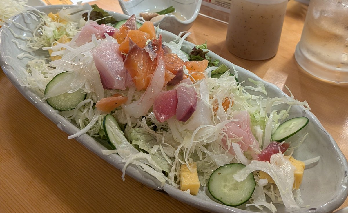 m_JazzVo's tweet photo. 何と。名古屋出張の父、職場のランチに現れる。

今更過ぎる父の日兼最近迎えた誕生日のお祝い。２人とも海鮮が好き。親子だねえ。
我が家には母と妹という天然が居るので必然的に私達はツッコミ役に回る羽目になる。 https://t.co/7wP1M8DLCm