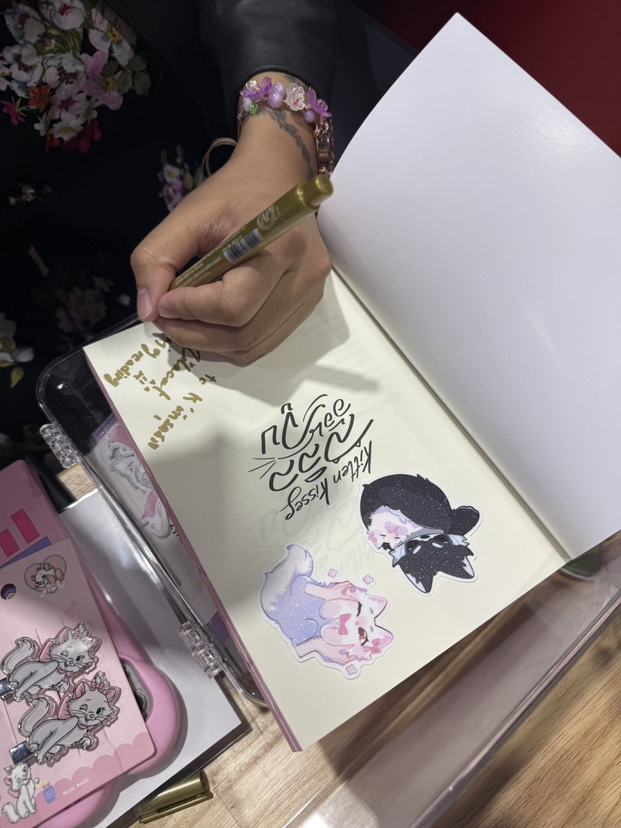 Redmelyy's tweet photo. ไปขอลายเซ็น ❌
ไปปล้นกอว ✅
💘👊

@darliahnovel @lilacattt https://t.co/x5YTXjjCWp