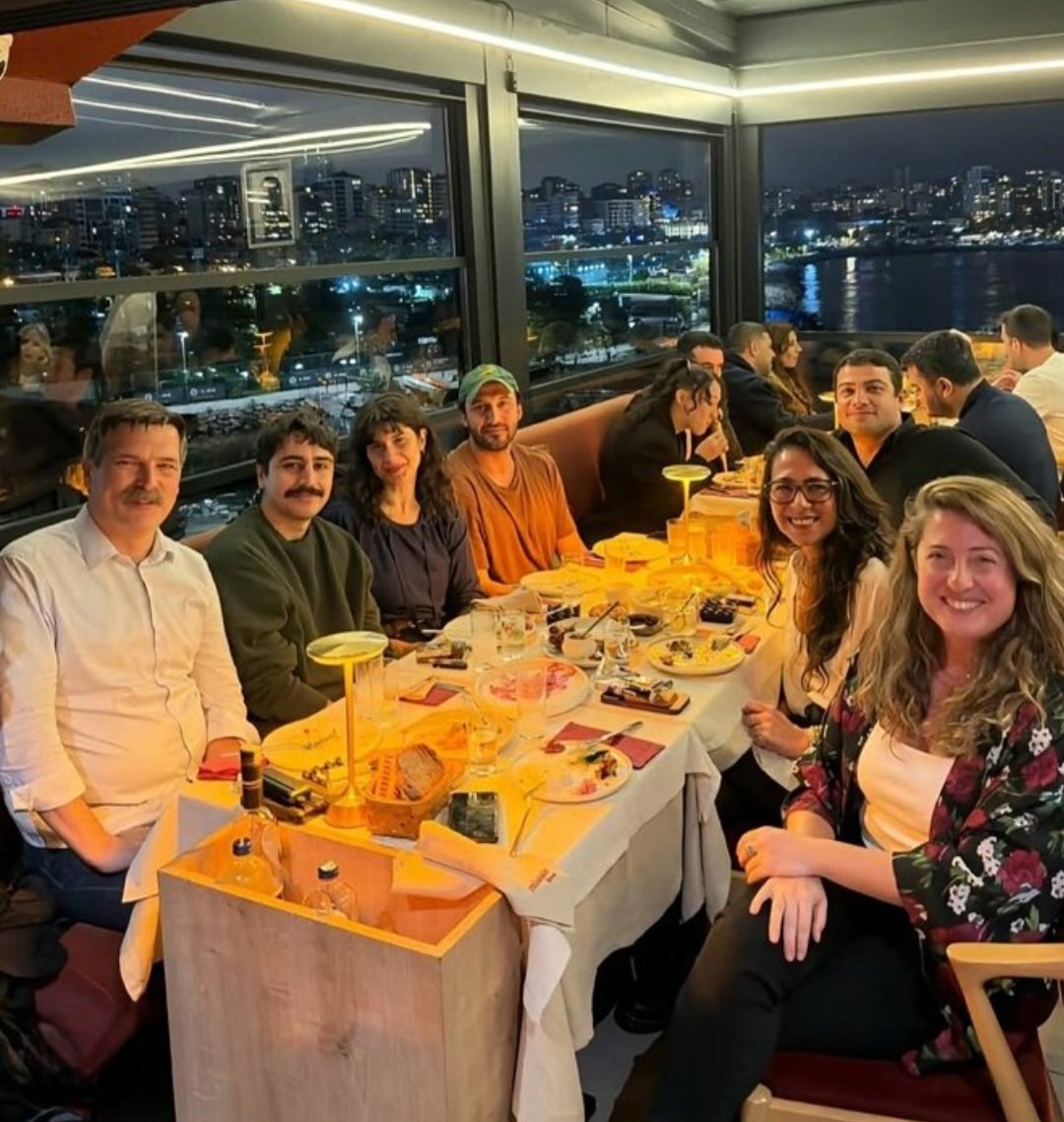 EkReMUsTaD's tweet photo. Sabah akşam "millet aç aç" edebiyatı yapan yurdum komünistleri boğazda rakı balık ta.🥂🐟🦞 https://t.co/MWjEArqMYf