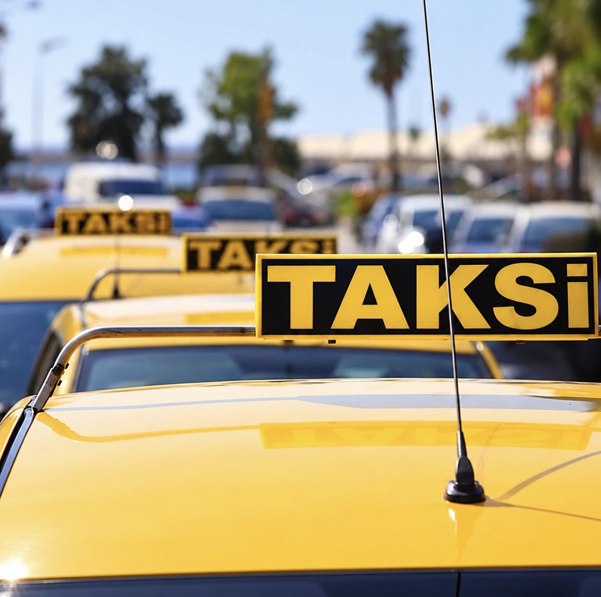 briefekonomi's tweet photo. İstanbul’da taksi plakaları 12-13 milyon lira civarında.
20 bin kadar da taksi var.
Taksi plakası alıp kiraya veren aylık 60-70 bin lira kira alıyor.
Plakayı kiralayıp kendi çalışan adam da yine aynı şekilde 60-70 bin lira kadar para kazanıyor.
Geçen sene Martı yapan birisi de aynı civarlarda kazanıyordu.
Dün Martı’nın sahibinin söylediklerine göre Martı artık yasallaşmış.
Eğer gerçekten dedikleri gibiyse muhtemelen birçok insan akşam kendi arabasıyla çıkar, ek iş olarak Martı yapar.
Bu da taksi sahiplerine zarar verir. Diğer yandan da rekabetin artmasının yolculara faydası olur.
Hem bekleme süresi kısalır hem de rekabet artacağı için fiyatlar düşer.
Ama bir yanda 12-13 milyon lira yatırım yapıp plaka alarak taksicilik yapan insanlar var, bir yanda da doğrudan günlük hayatta kullandığı arabasıyla Martı yapanlar olacak.
Bakalım nasıl olacak.