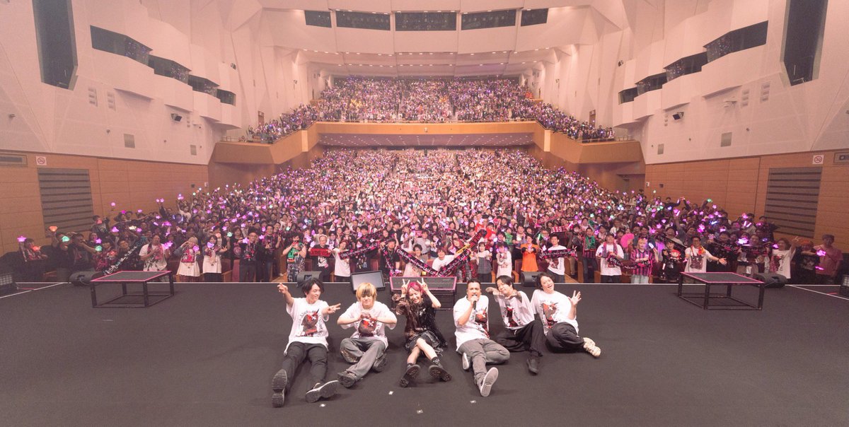 LiSA_OLiVE's tweet photo. 🚚✯ #LACEUP_TOUR in 大阪🚚✯
ただいま、おおさかぁーーー！
もう頼りにしかならない！！完成しすぎててすごい！！みんなのおかげでセーブできないくらい駆け抜けた！ヘトヘト！
#LiSA15th たくさんの始まりを迎えて来た大阪。本当にほんとにほんとにほんとにほんとにほんとに心強かったよ。
最高な今日を編み上げてくれてありがとうございました！

明日は大阪2日目！！
10/25(日)…グランキューブ大阪
よろしくお願いしますっ🚚✯✯✯