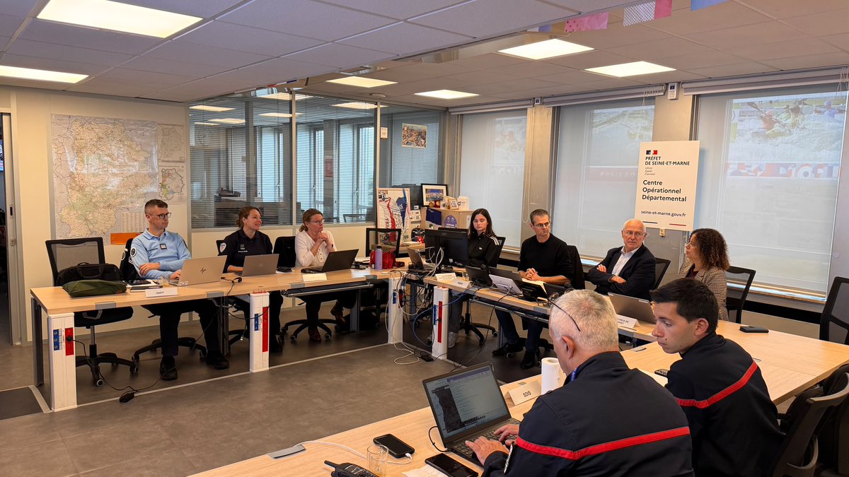 Prefet77's tweet photo. #Sécurité | Le préfet de la #SeineetMarne a activé le Centre Opérationnel Départemental afin d’anticiper toute perturbation. Les forces de l’ordre sont mobilisées sur l’ensemble du territoire. Nombreux contrôle en cours. https://t.co/Kgz7MTTXQW