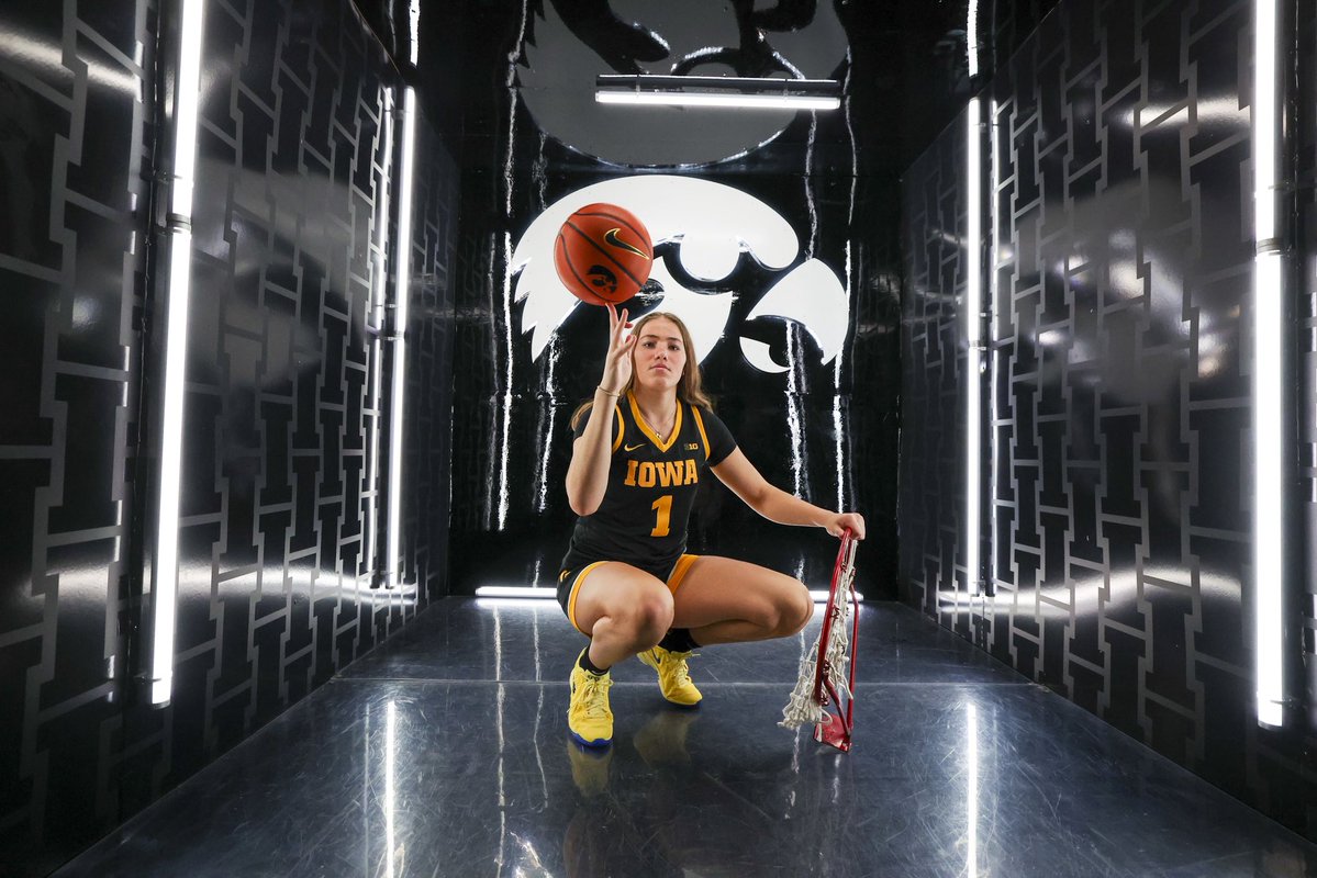 ella_peper's tweet photo. Go Hawkeye’s??? 💛🖤💛 #unofficial @IowaWBB @BayStateJags @LaurieBollin https://t.co/jsIF4BEVOr