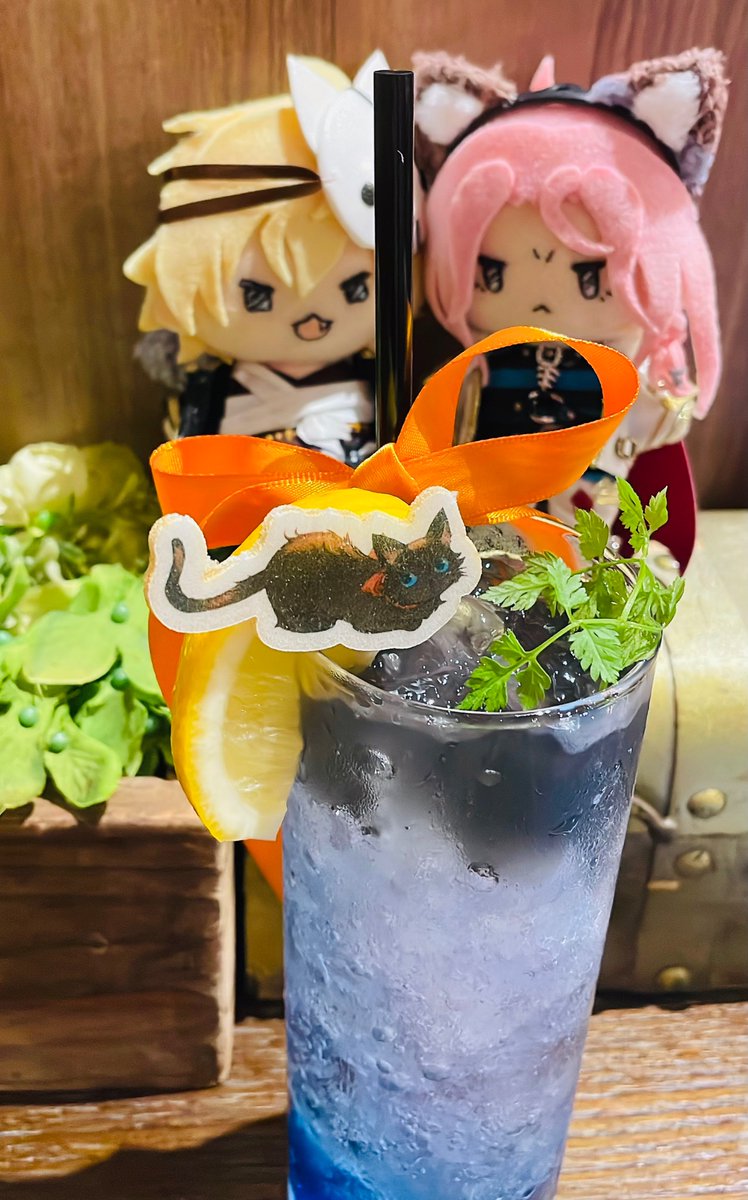 sameko_kbd's tweet photo. ふぇざらんぬいは、ハロウィンらんすろっとさんの飲み物を注文したよ

「ねこがいるな」
「本当だ❗️かわいいなッ❗️ねこッ‼️こっちに来てくれッ‼️」
「そんな大声で呼んだらビビらせちまうだろ」
「それもそうだな‼️そーっと見守るかッ❗️」

ハロウィンをエンジョイしているふたりだね https://t.co/5XdXAlxNO4