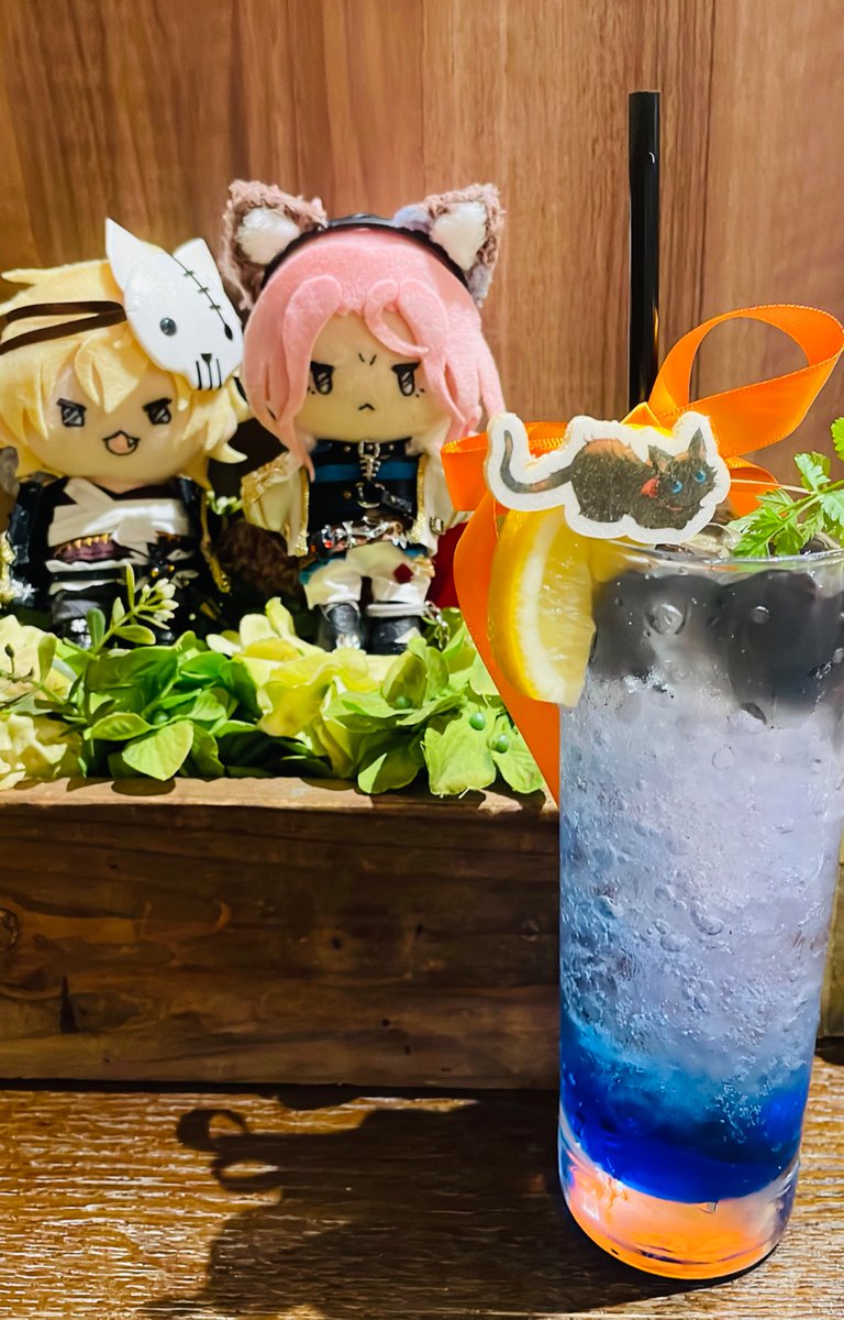 sameko_kbd's tweet photo. ふぇざらんぬいは、ハロウィンらんすろっとさんの飲み物を注文したよ

「ねこがいるな」
「本当だ❗️かわいいなッ❗️ねこッ‼️こっちに来てくれッ‼️」
「そんな大声で呼んだらビビらせちまうだろ」
「それもそうだな‼️そーっと見守るかッ❗️」

ハロウィンをエンジョイしているふたりだね https://t.co/5XdXAlxNO4