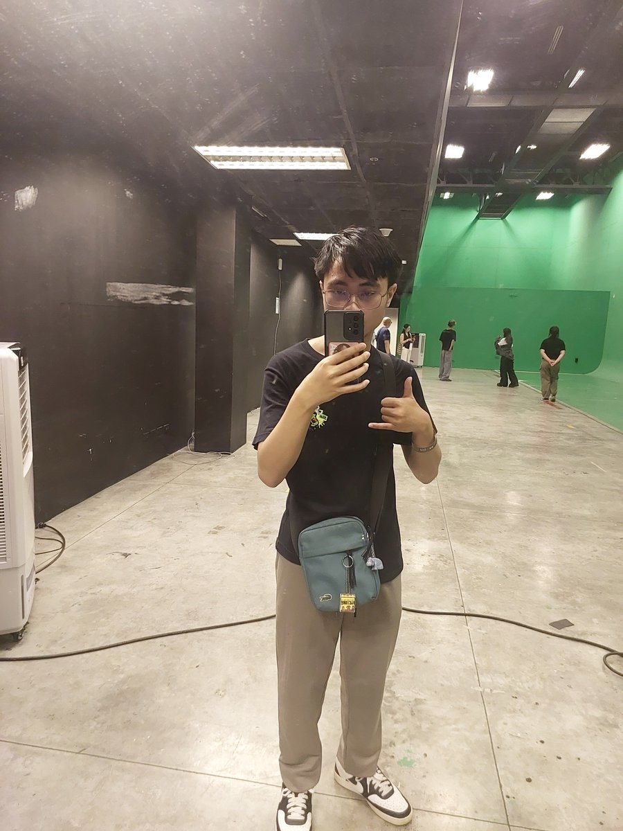 JacksonBVamptom's tweet photo. #immersionbreak
Took this photo of myself during a campus tour of my dream college https://t.co/BV5Tz16DfE