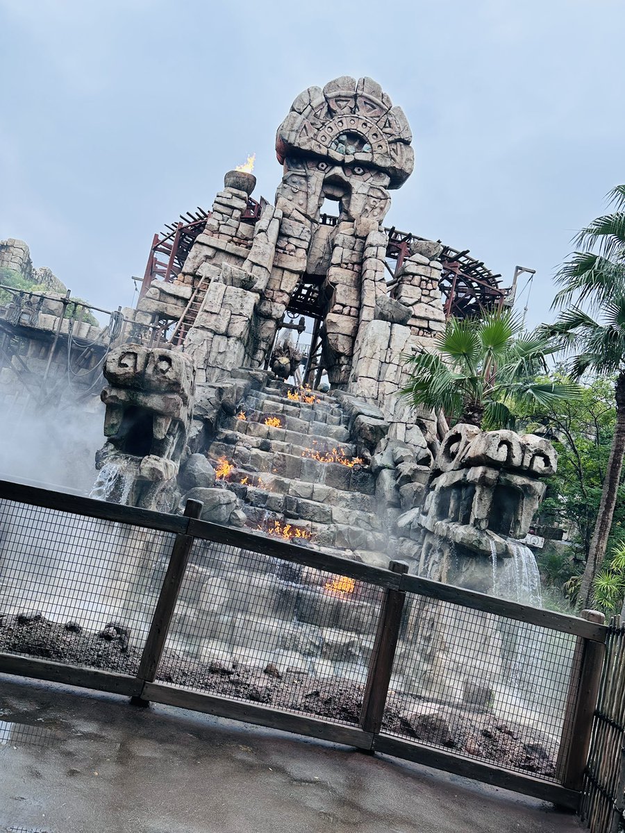 ACE753's tweet photo. ほんこち初ディズニーシーでした！
雨天中止の物もありましたが、母息子で園内を隅々まで歩き回り、心行くまで楽しめました！
母よ、お疲れ様！ハッピーハロウィン🎃

-setlist-
フローズンジャーニー
シンドバッド
海底2万マイル
センターオブジアース
ソアリン
ラプンチェル
レイジングスピリッツ https://t.co/VITtYX0TTp