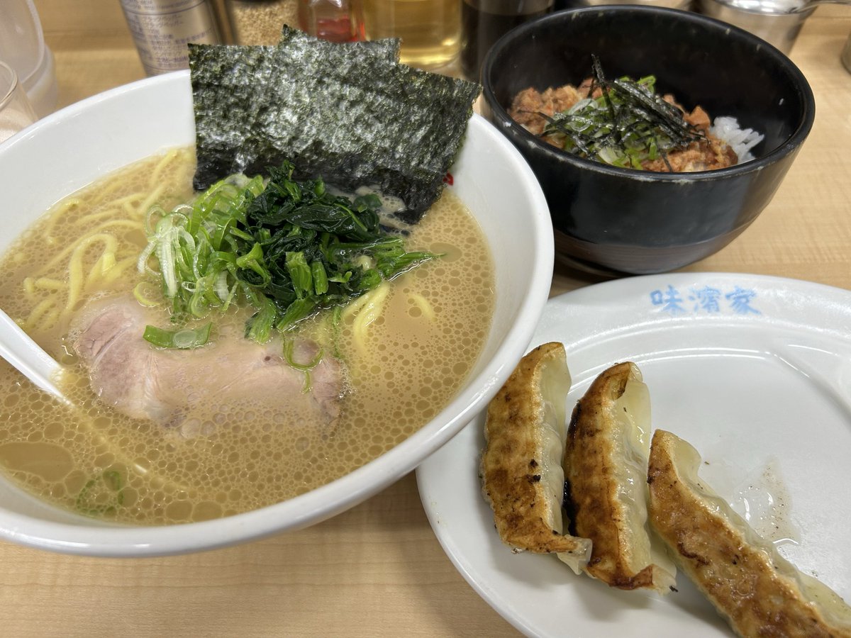 maaaakatsu's tweet photo. まんぷくセット
#味濱家 
#らーめん https://t.co/gwVhNtg6z1