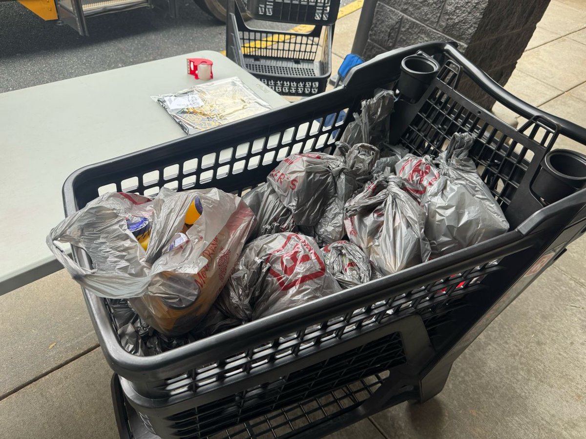 FreedomFedCU's tweet photo. Freedom was glad to take part in The Nelson / Smithson Bus Company’s Annual Food Drive. Thank you to everyone who helped make this effort possible as we work to support those facing food insecurity.

#CommunityImpact #FoodDrive #HarfordCounty https://t.co/QmB9zY58u7