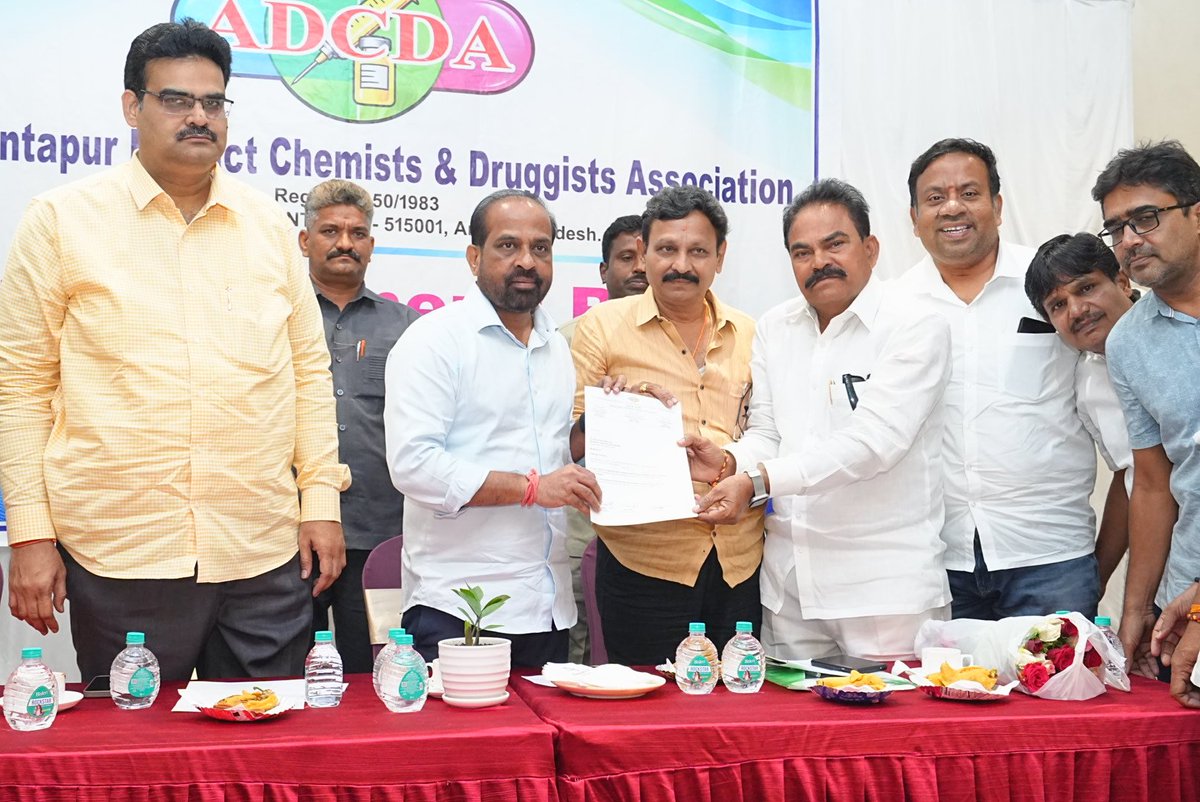 satyakumar_y's tweet photo. అనంతపురంలో నిర్వహించిన జిల్లా కెమిస్ట్స్ అండ్ డ్రగ్గిస్ట్స్ అసోసియేషన్ వార్షిక సర్వసభ్య సమావేశంలో పాల్గొన్నాను. ఈ రంగంలో ఉన్న వారు ఎదుర్కొంటున్న సమస్యల ప్రస్తావన, వాటి పరిష్కారాలపై చర్చ జరిగింది. 

అనంతపురం కార్పొరేషన్ ఎన్నికల్లో ఎన్డీయే కూటమి అభ్యర్థులకు, మేయర్ అభ్యర్థి శ్రీ అజేష్ బాబును మద్దతు తెలిపి భారీ మెజారిటీతో గెలిపించాలని అసోసియేషన్ సభ్యులను, మిత్రులను కోరాను. 

అనంతపురం సమగ్ర అభివృద్ధి కూటమితోనే సాధ్యం. నగరంలో మౌలిక వసతుల కల్పన, నాణ్యమైన వైద్య సేవలు, ప్రజారోగ్య పరిరక్షణే లక్ష్యంగా అనంతపురాన్ని అన్ని రంగాల్లో ఆదర్శవంతంగా తీర్చిదిద్దే బాధ్యత మనందరిదీ. అనంతపురం సమగ్ర ప్రగతి కోసం, ప్రజా సంక్షేమం కోసం మనమందరం ఒక్కటిగా కలిసి అడుగులు వేద్దాం.

#Anantapur #NDA #SwarnaAndhraPradesh #ViksitBharat
