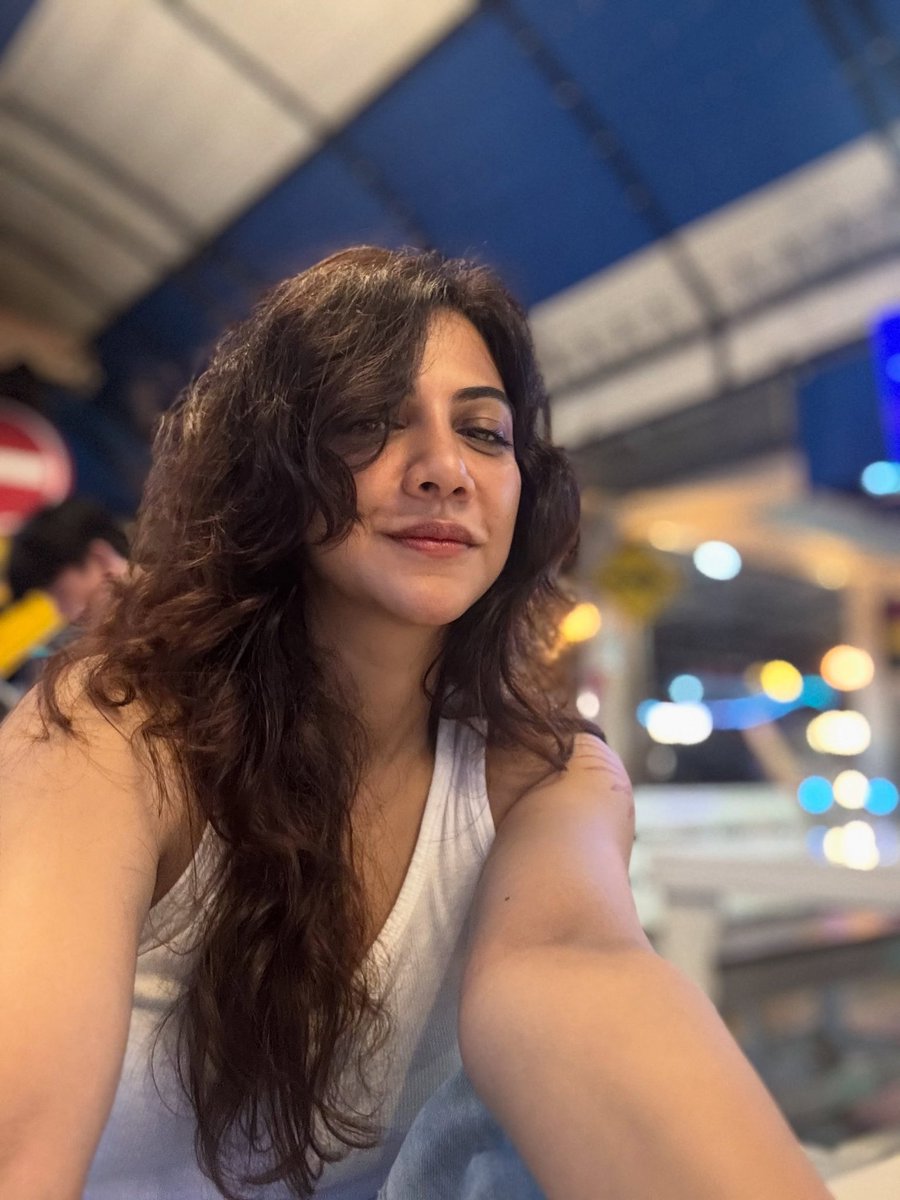 UniBuzz04's tweet photo. Madonna Sebastian — effortless grace with a charm that never fades! 🤍✨

#MadonnaSebastian #Madonna #NaturalCharm #SouthIndianCinema #UniBuzz https://t.co/dEs62aTTd4