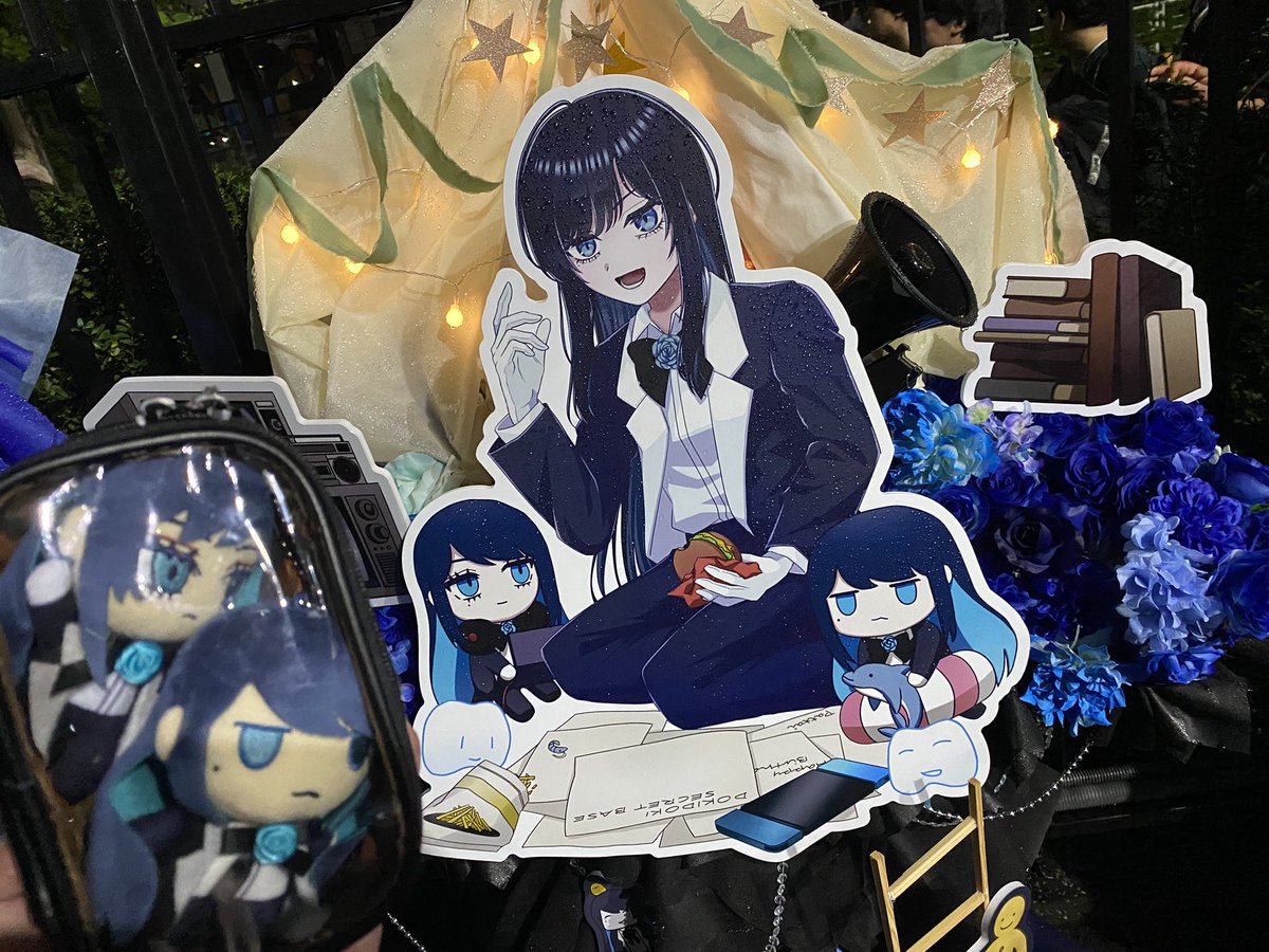 ikesiguyou's tweet photo. 「お前ら起きろ！Adoのドキドキ秘密基地 作戦本部大集合 DAY1」めちゃ楽しかったー！
最初はびっくりやったがファン限定ならではって感じでめちゃめちゃ良かった(*￣∀￣)
Adoちゃんもお疲れ様でした！明日行く人も楽しんでくれ！
誕生日もあってフラスタもいっぱいあったし、クオリティも凄かったー https://t.co/3lzY5BUhAD