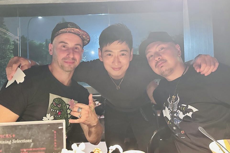 Matsuda_satoshi's tweet photo. インドネシアで友人になったアーティストのSimone LegnoさんとイベントプロデューサーのJIMMYくん😊✨
2人ともとてもナイスガイでインドネシアに到着した時からずっとわちゃわちゃと楽しい時間が続いております✨

出会いに感謝✨✨✨

#igx https://t.co/ZB1VX5YhQP